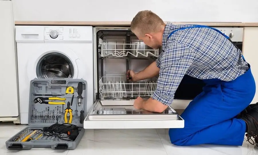 Şereflikoçhisar Siemens servisi teknisyen ekibi beyaz eşya tamiri yaparken